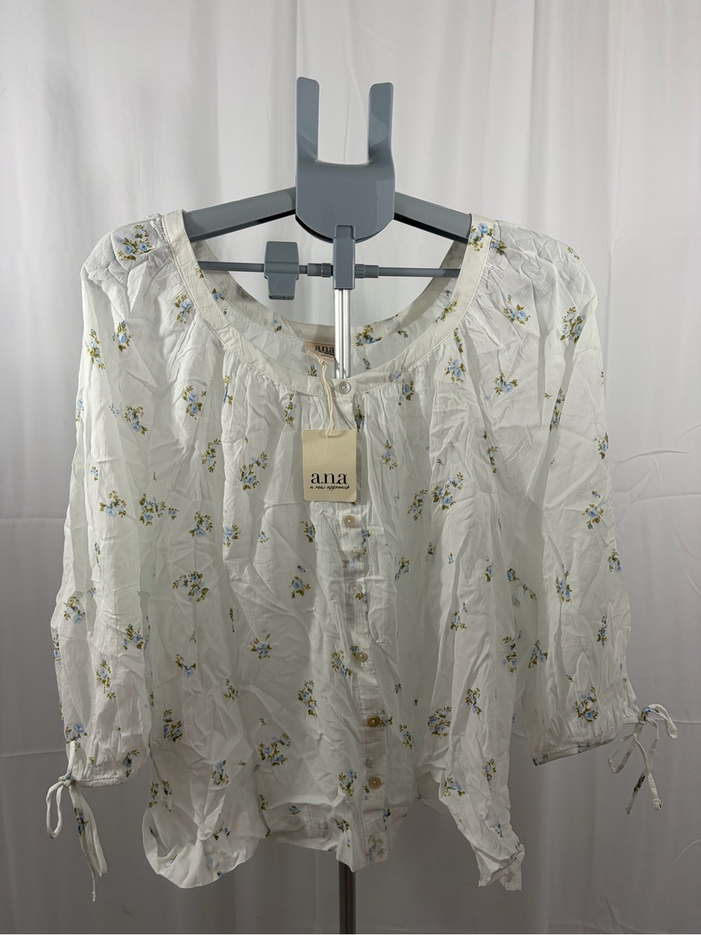 NWT a.n.a Women’s Size 1X White Floral Blouse